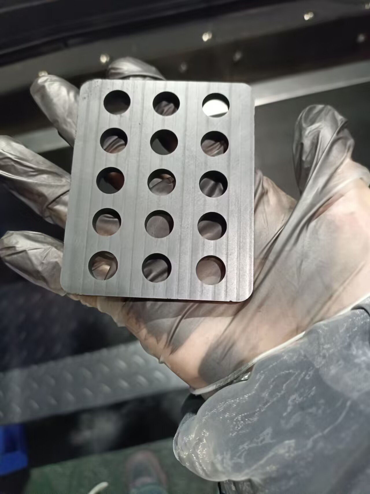 石墨治具是以石墨材料制成的工艺装备